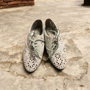 Jun & Ivy Cream Women's Flats